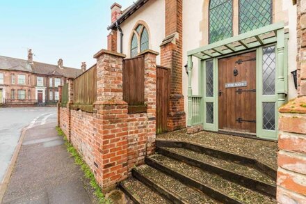 The Nave | Converted Chapel in Gorleston with Parking!