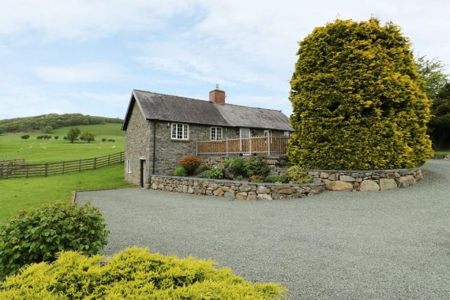 HAFAN, Pet Friendly, Character Holiday Cottage In Llanerfyl