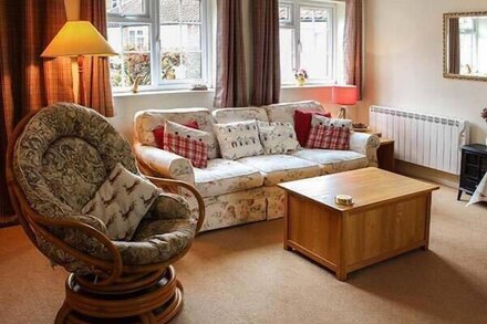 PEBBLE COTTAGE, pet friendly, luxury holiday cottage in Kelling