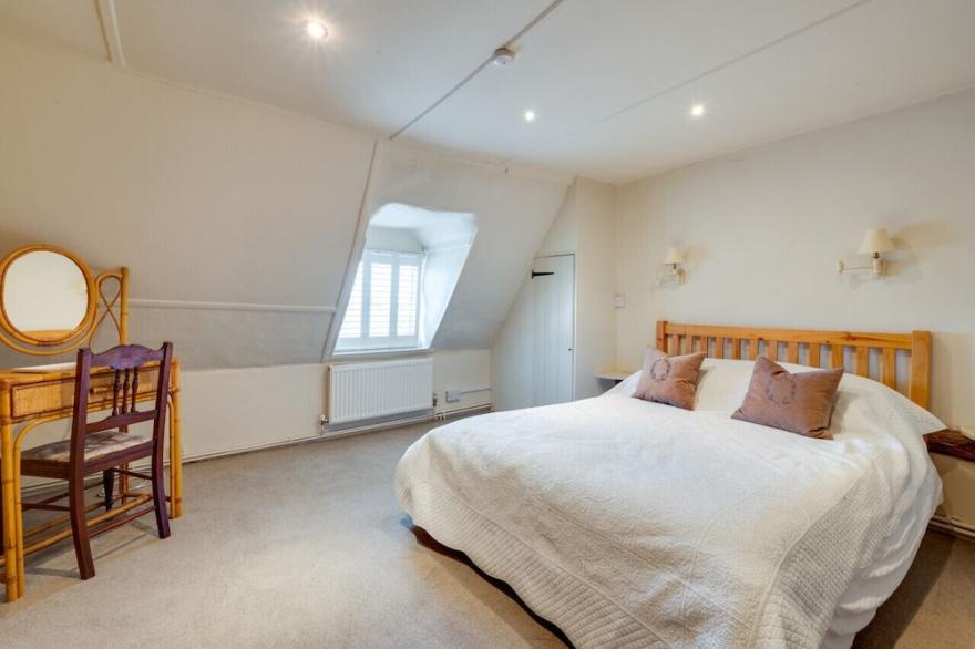 The Old Corner Shop - Three Bedroom House, Sleeps 5