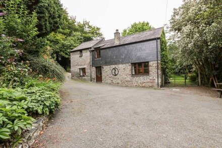 RIBBY BARN, family friendly, character holiday cottage in Lerryn