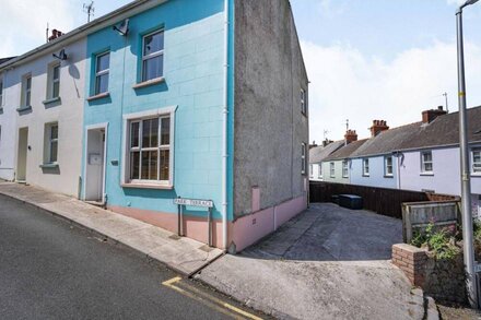 DRINGARTH, pet friendly, country holiday cottage in Tenby