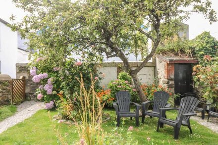 ELFIN COTTAGE, pet friendly, country holiday cottage in Porthleven