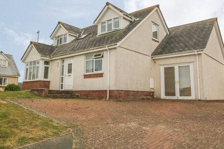 5 CAE DERWYDD, pet friendly, with a garden in Cemaes Bay