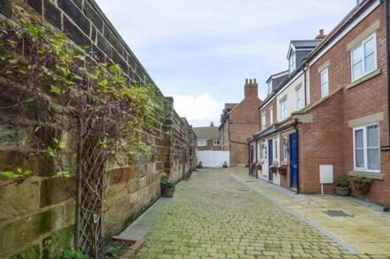 OYSTERCATCHER COTTAGE, pet friendly, with a garden in Whitby