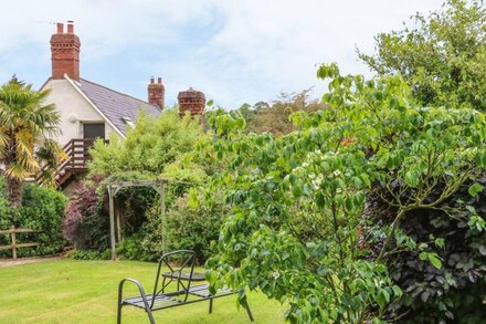 FIG TREES - WIBBLE FARM, romantic, with a garden in Williton