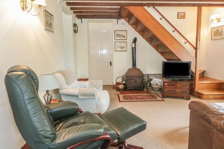 THE OLD SMITHY, pet friendly, character holiday cottage in Dottery