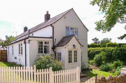 THE OLD SMITHY, pet friendly, character holiday cottage in Dottery