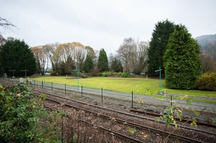 NO 1 RAILWAY COTTAGES, family friendly, with a garden in Betws-Y-Coed