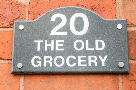 THE OLD GROCERY, pet friendly, with a garden in Barrow Hill