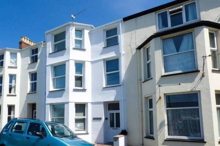 Y CASTELL APARTMENT 1, Romantic, Country Holiday Cottage In Criccieth