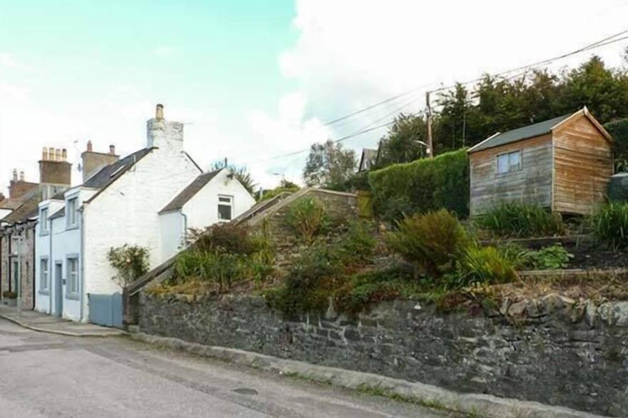 NATHANIEL'S COTTAGE, family friendly, with open fire in Kirkcudbright