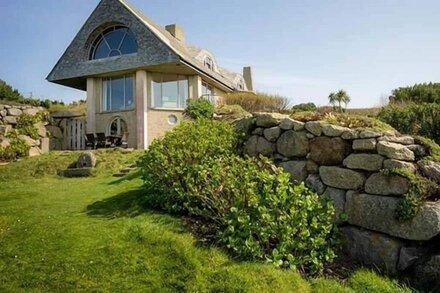 CRAGFORD, family friendly, luxury holiday cottage in Sennen Cove