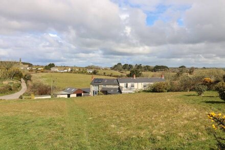 MYNHEER FARM BARN, family friendly, with open fire in Redruth