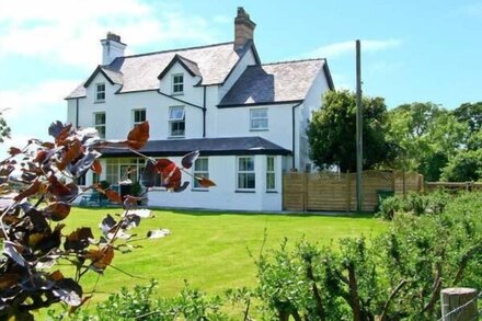 CARREG RHYS, pet friendly, with hot tub in Malltraeth