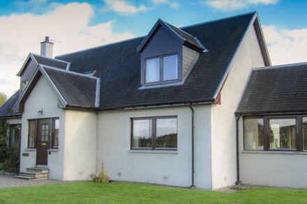 CORRIEMHOR BEAG, pet friendly, with a garden in Grantown-On-Spey