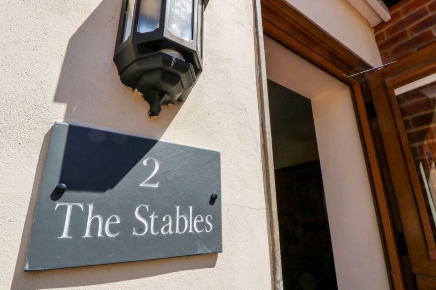2 THE STABLES, Pet Friendly, With A Garden In Ryde