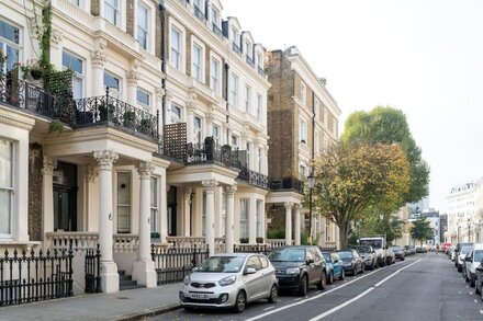 Pleasant Earl's Court Apartment near Hyde Park by UnderTheDoormat