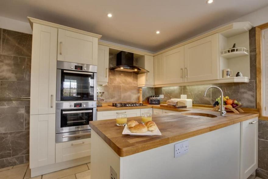 Cark House Cottage - Three Bedroom House, Sleeps 6