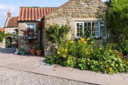 PEG'S COTTAGE, pet friendly, character holiday cottage in Helmsley