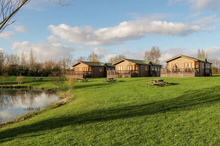 HARVESTER LODGE, family friendly, luxury holiday cottage in Hewish