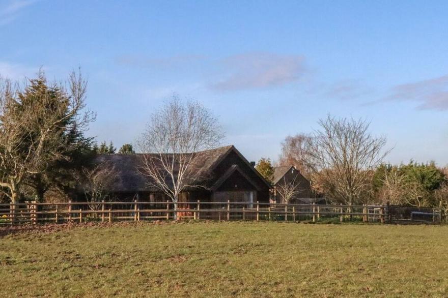 HILL FARM COTTAGE, pet friendly, with open fire in Abbey Dore