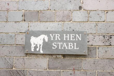 HEN STABL, character holiday cottage, with a garden in Llanrwst