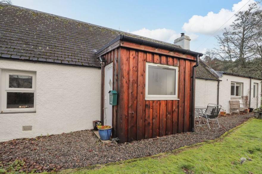 LILAC COTTAGE, pet friendly, country holiday cottage in Strathpeffer