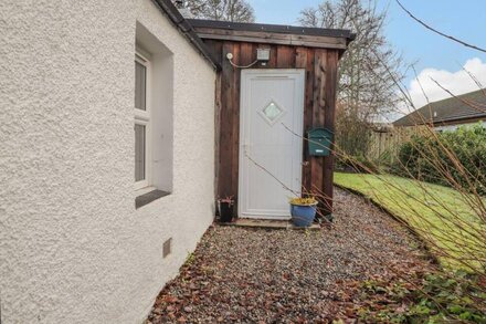 LILAC COTTAGE, pet friendly, country holiday cottage in Strathpeffer