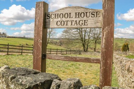 SCHOOL HOUSE COTTAGE, pet friendly, with open fire in Longnor