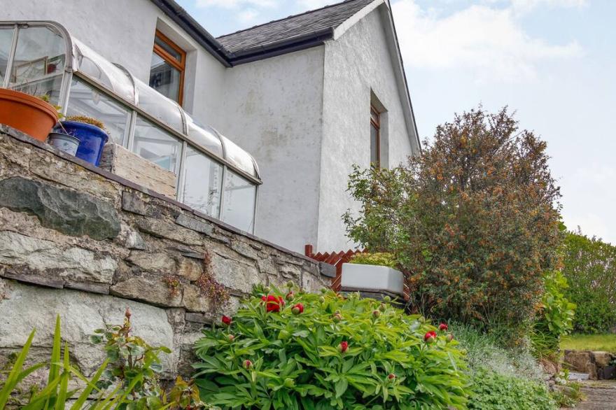 PEN Y GRAIG, Pet Friendly, Character Holiday Cottage In Talysarn