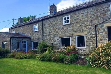 OLD POST OFFICE, pet friendly, character holiday cottage in Marrick