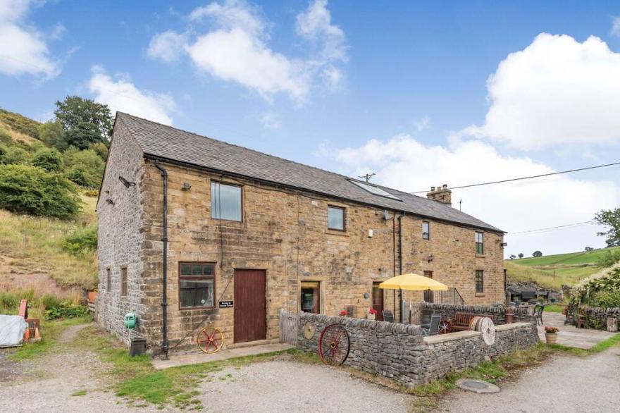 PEACOCK COTTAGE, family friendly, with a garden in Sparrowpit