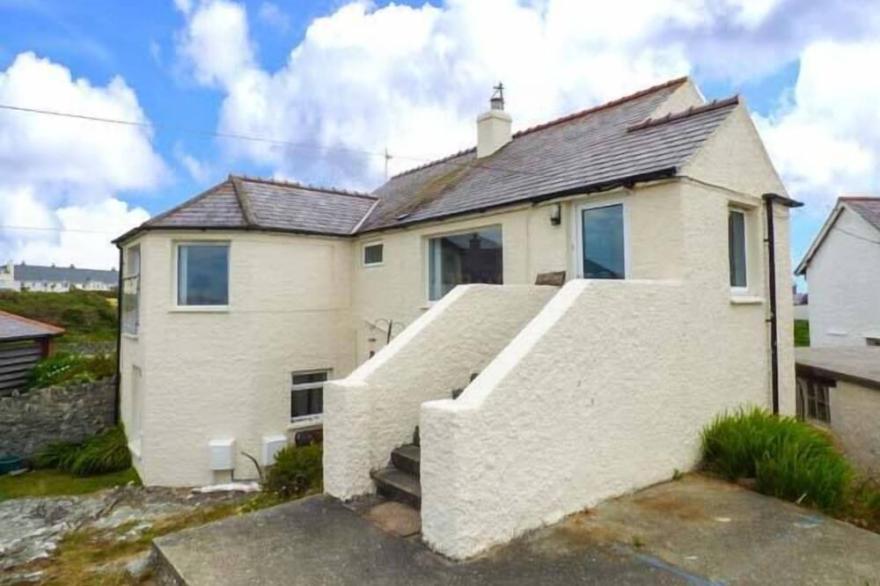 TY'R ENFYS BACH - UPPER, family friendly in Trearddur Bay