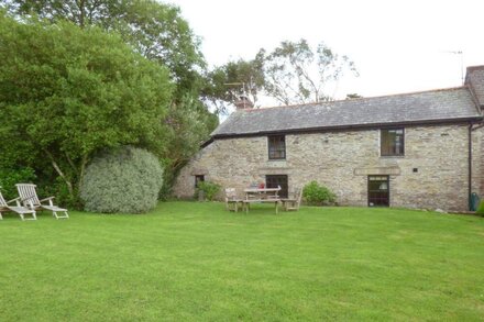 OLD WINERY COTTAGE, pet friendly, with open fire in Golant