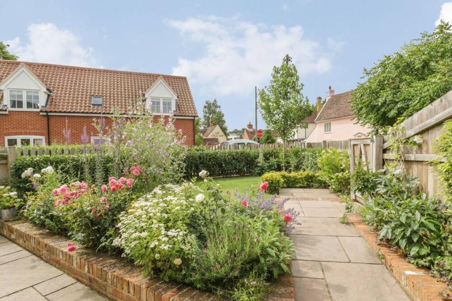 MULBERRY COTTAGE, family friendly, with a garden in Hadleigh