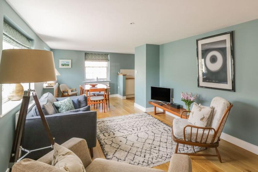 MULBERRY COTTAGE, family friendly, with a garden in Hadleigh