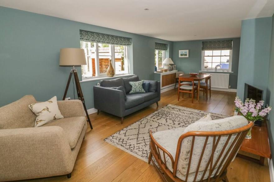 MULBERRY COTTAGE, family friendly, with a garden in Hadleigh
