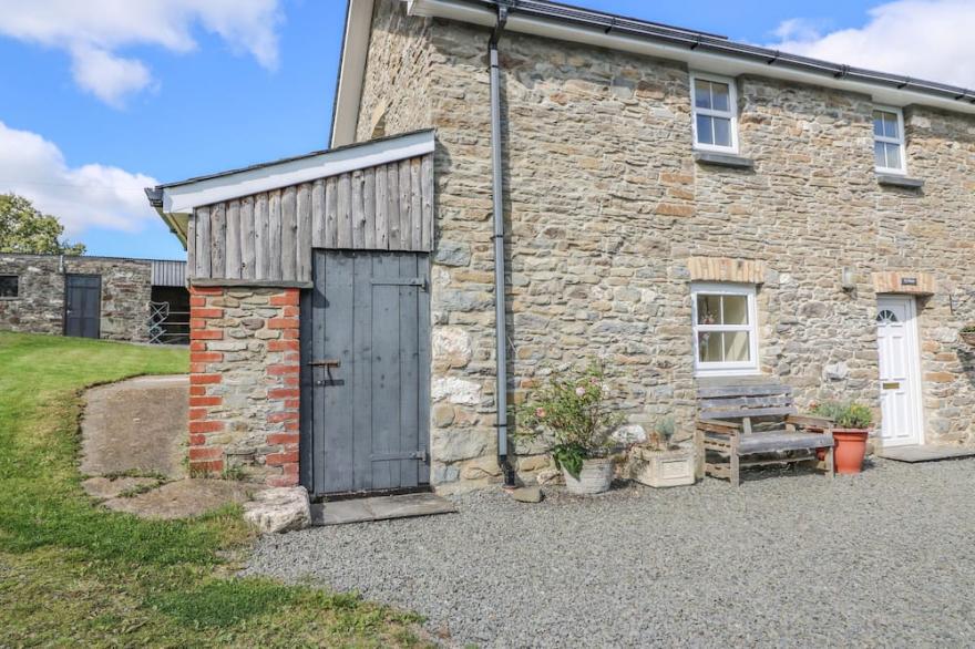 TY FFERM, family friendly, with a garden in Llanllwni