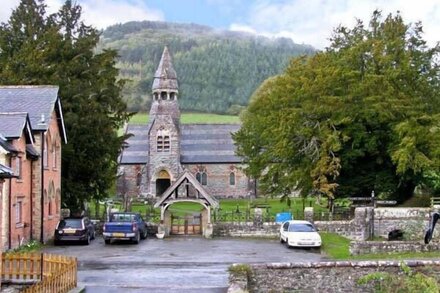 TAILOR'S COTTAGE, pet friendly, with a garden in Abbeycwmhir