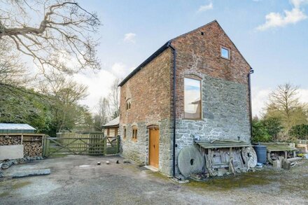 THE OLD MILL, pet friendly, character holiday cottage in Stockton