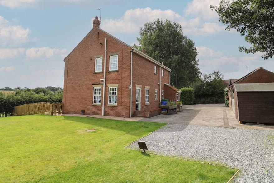 WOODHILL, Pet Friendly, Country Holiday Cottage In Cottingham