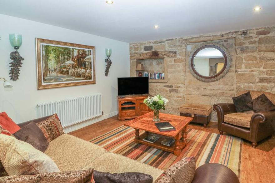 THE TACK ROOM COTTAGE, pet friendly, with a garden in Ashover