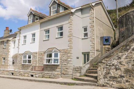 SEA STAR, family friendly, country holiday cottage in Porthleven