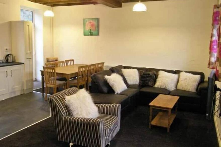 HENDRE ALED COTTAGE 2, pet friendly, with a garden in Llansannan