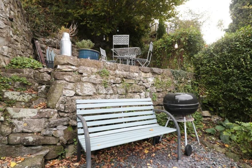 HOLLY COTTAGE, pet friendly, with open fire in Cromford