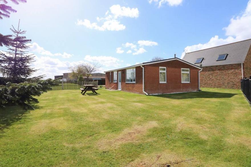 SHEPPARD'S HUT, pet friendly in Terrington St. Clements