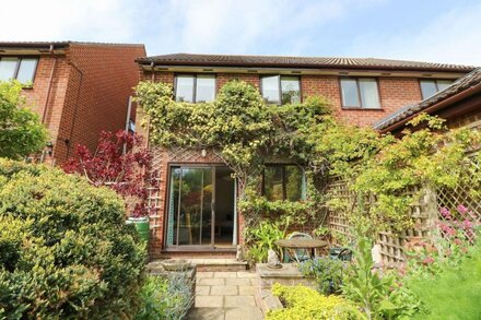 FIELDSIDE, pet friendly, with a garden in Totland