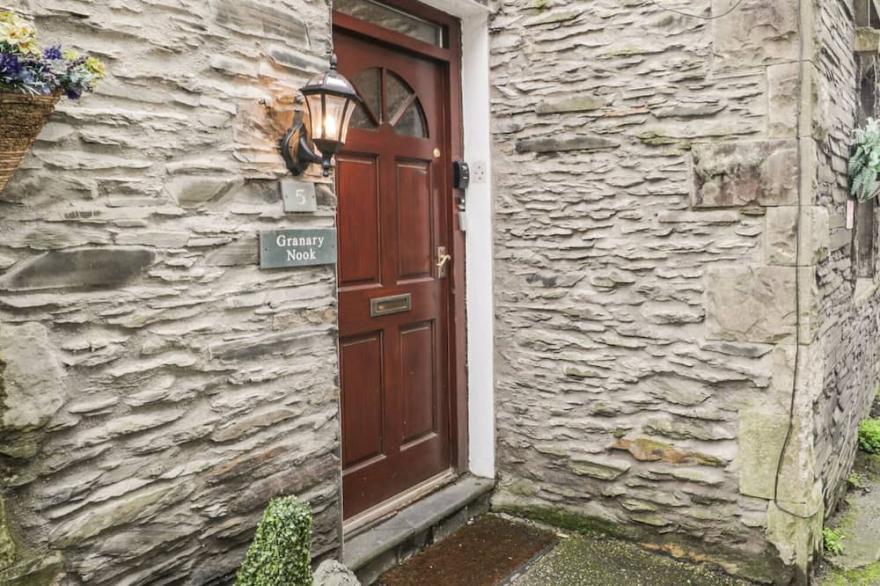 GRANARY NOOK, pet friendly, with a garden in Windermere