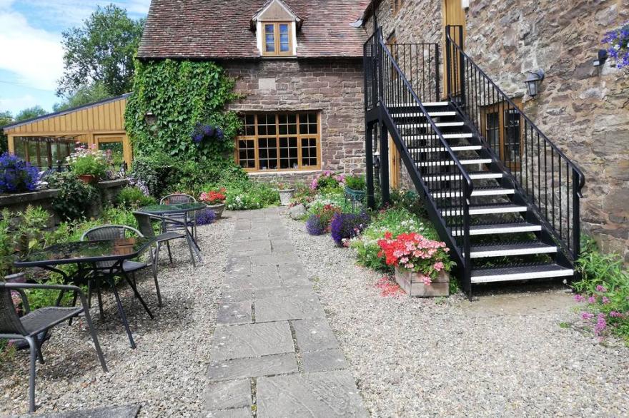 THE GALLERY, Romantic, Luxury Holiday Cottage In Strefford
